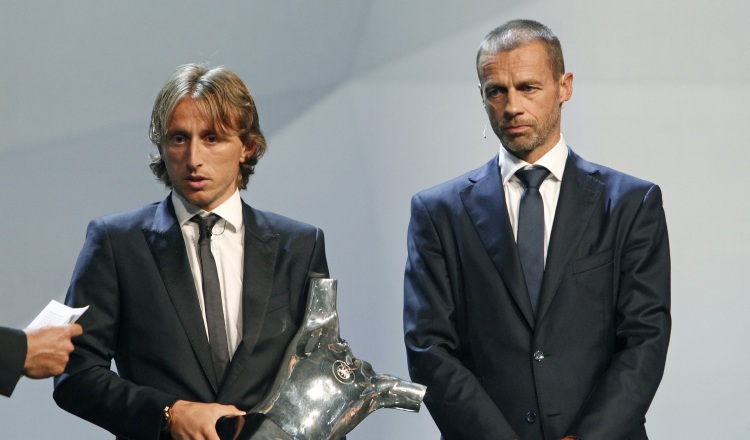 Luka Modric junto al presidente de la Uefa  Aleksander Ceferin. /Foto AP