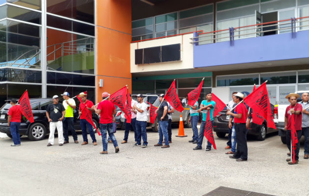 Los trabajadores, exigen el pago de salarios caídos. Foto/Thays Domínguez