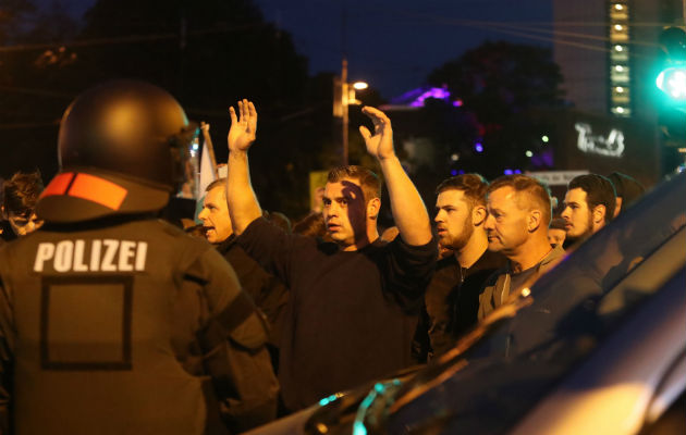 Policías bloquean a manifestantes neonazis en Chemnitz. Foto: EFE.