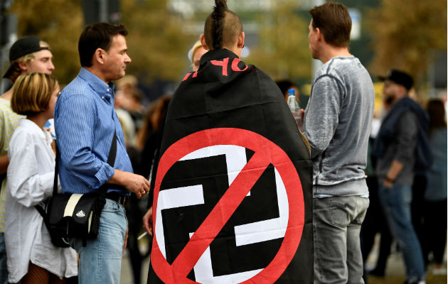 Un joven asistió con una bandera antifacista. Foto: EFE.