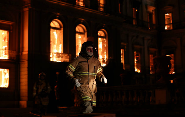 Bomberos trabajan para contener el gran incendio. Foto: EFE