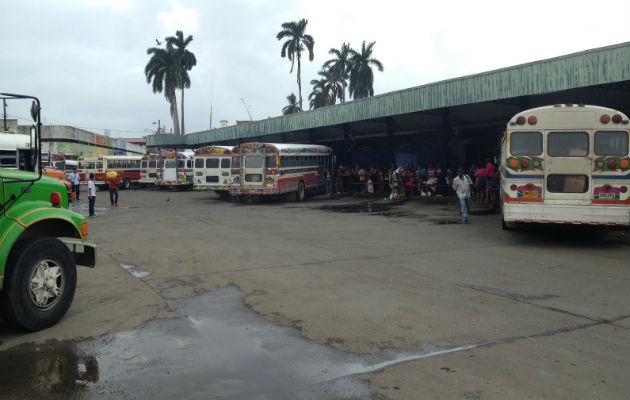 El la terminal de la provincia de Colón operan unas 12 rutas que llevan a las personas a su residencia. Foto: Diómedes Sánchez.  