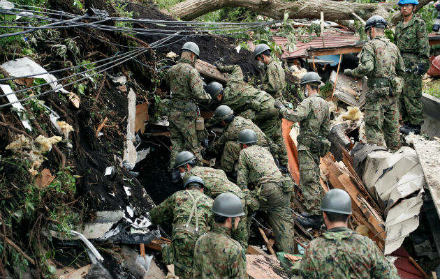  Personal de la Fuerza de Autodefensa en Tierra de Japón ayuda en la búsqueda de personas perdidas en una vivienda colapsada por el terremoto. Foto: EFE