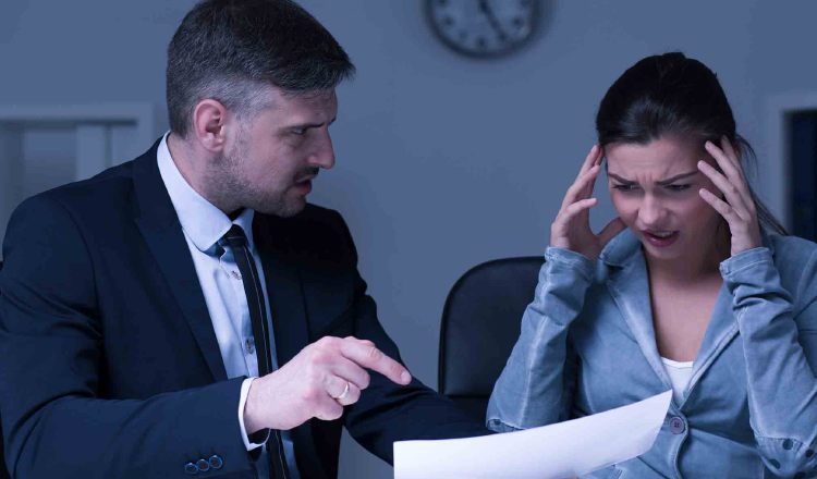 El producir miedo o terror a una persona dentro de su lugar de trabajo es lo que se conoce en la actualidad bajo el término de 