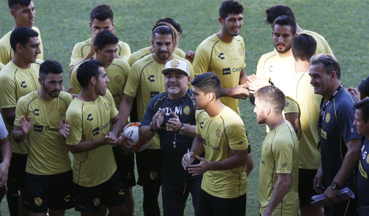 Diego Maradona (cent.) con los jugadores de Dorados. /Foto AP