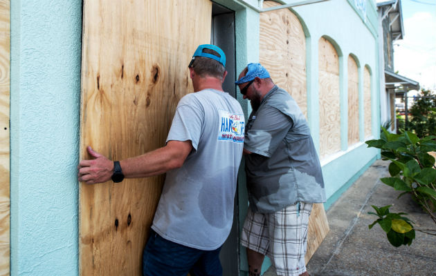 Dueños de restaurantes protegen con madera sus establecimientos.