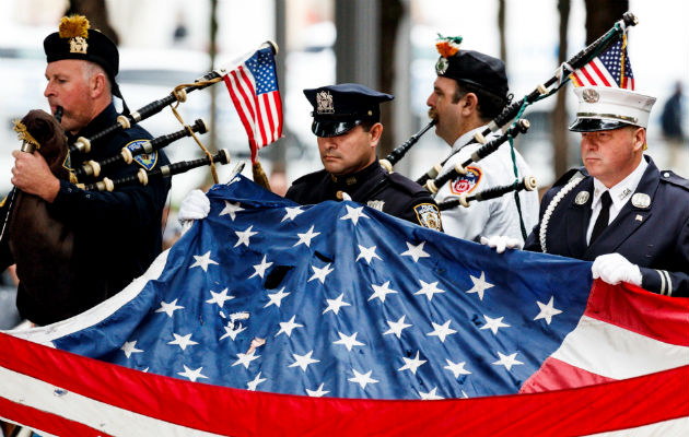 Policías y bomberos rinden tributo a las víctimas de los atentados. Foto: EFE.