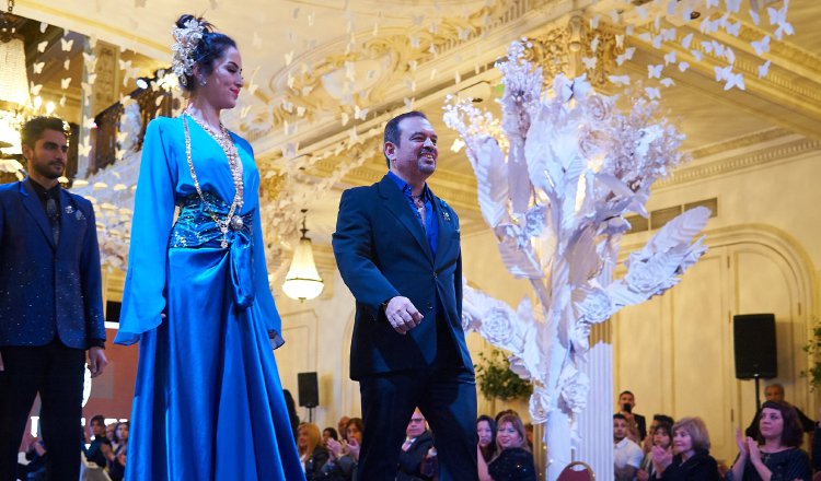 El diseñador Federico Visuetti durante la pasarela en Argentina. /Foto: Cortesía