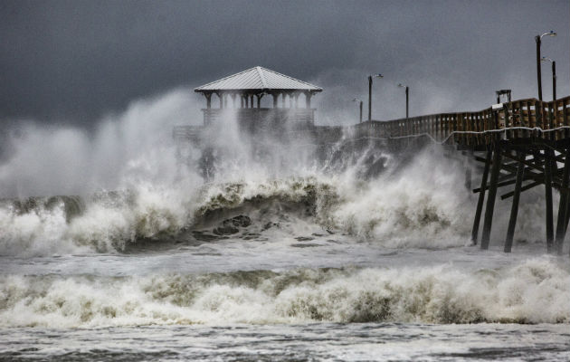 Fuertes oleajes, mareas altas, fuertes vientos por causa del huracán Florence. FOTO/AP