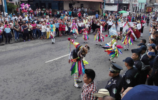 Las distintas delegaciones se lucieron en el desfile de La Chorrera en Panamá Oeste. Foto: Eric Montenegro.