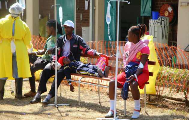 Pacientes que podrían estar enfermos de cólera en Zimbabue esperan para recibir tratamiento médico. EFE