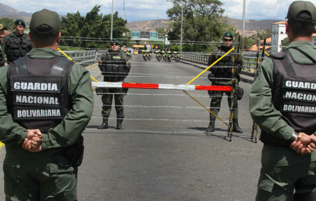  El pasado 1 de diciembre habitantes del departamento de Arauca, también fronterizo con Venezuela, denunciaron que militares venezolanos entraron al país a bordo de una embarcación. FOTO/EFE