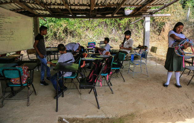 La reconstrucción de las escuelas tampoco ha sido en un año también han sido muy lentas. FOTO/EFE