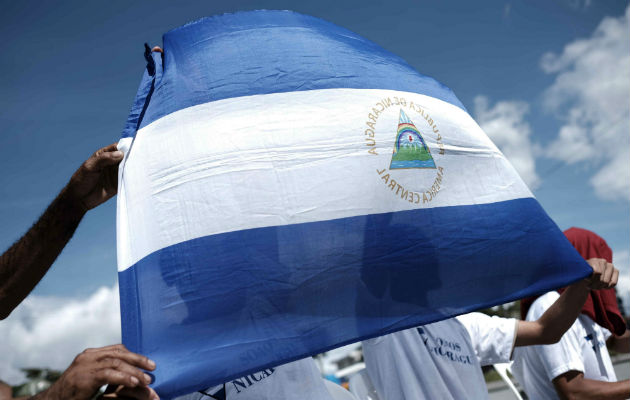 Banderas de Nicaragua, así como camisetas y globos con sus colores, azul y blanco, fueron notorios entre los autoconvocados.