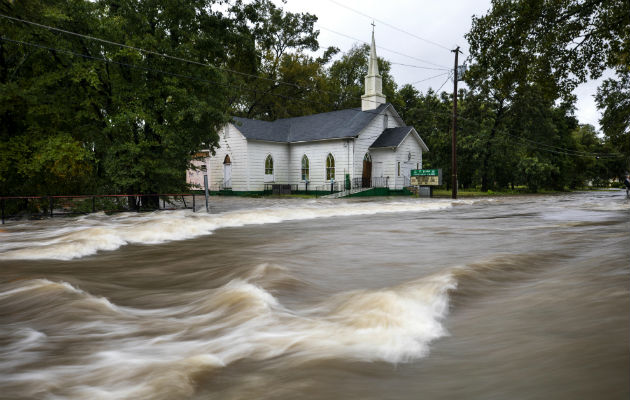 Las aguas de inundación del huracán Florence se precipitan por la calle Cool Spring, inundando la iglesia St. James en Fayetteville, Carolina del Norte, EE. UU. EFE/EPA