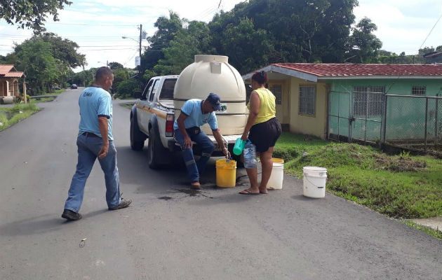 Se procedió a la repartición de agua en clínicas, hospitales y policlínicas por la falta de agua en Chitré.