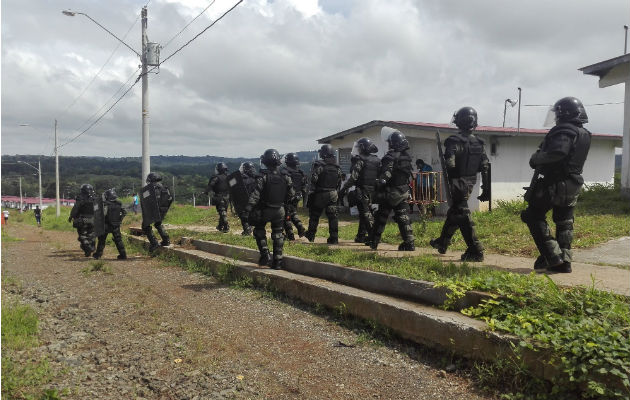 Unidades del Control de Multitudes de la Policía Nacional se mantienen en Loma de Mastranto en La Chorrera.