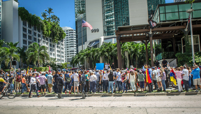 Decenas de venezolanos y cubanos radicados en EE.UU. protestan frente al restaurante de Nusret Gökçe, el chef turco que ofreció recientemente un festín al presidente de Venezuela, Nicolás Maduro.FOTO/EFE