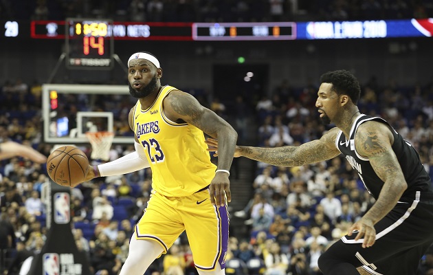 LeBron Jamesdurante el partido de pretemporada contra los Nets. Foto:AP