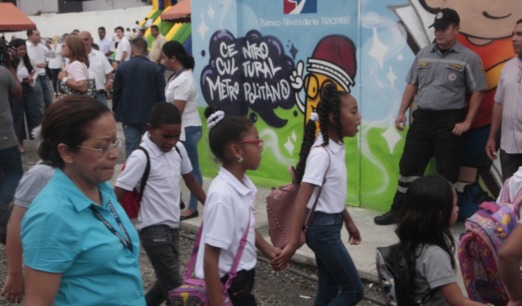 Los estudiantes fueron los  primeros en aprovechar las instalaciones del Centro Cultural Metropolitano.