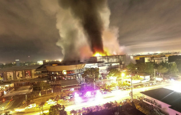  Foto desde un dron de un centro comercial en llamas a causa del sismo en la ciudad General Santos, en Filipinas. Foto: EFE.