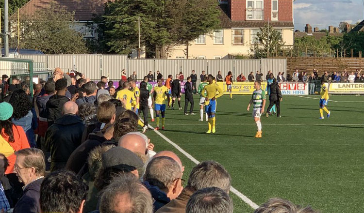 Los jugadores del Haringey Borough  abandonan la cancha Foto @ViewFromTheNin 