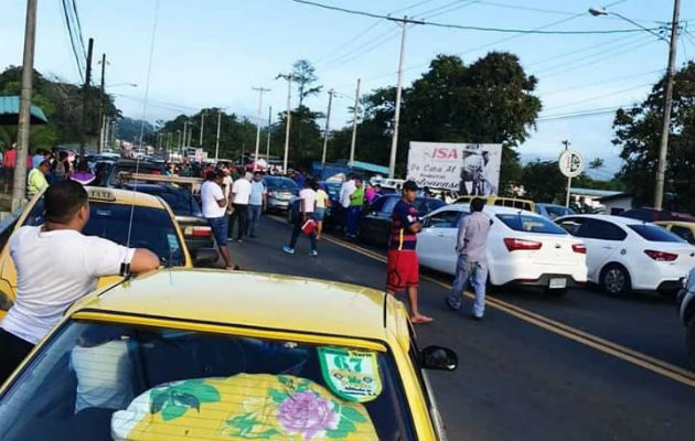 Molestos porque solo les venden por persona una bolsa de arroz. Foto. Diómedes Sánchez S. 