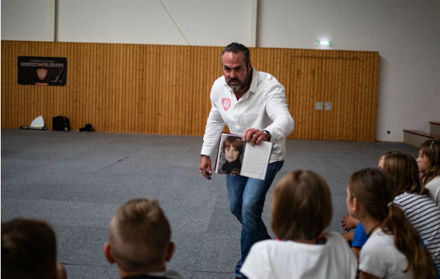 Carsten Stahl ha contado su historia de ser víctima de bullying a 50 mil estudiantes de todo Alemania. Foto/ Lena Mucha para The New York Times.