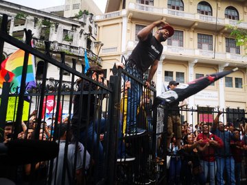 Los manifestantes se subieron a la cerca de la Asamblea Nacional para protestar en contra de las reformas constitucionales.