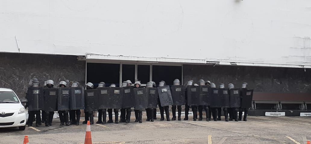 Agentes antidisturbios se enfrentan a manifestantes en la Asamblea Nacional. Foto: Víctor Arosemena.