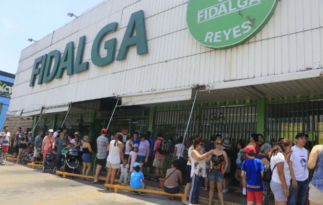 Bolivianos salen a las calles a abastecerse ya que temen el cierre de los  comercios.