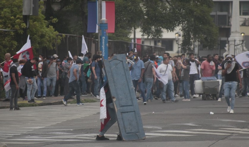 La Policía Nacional detuvo a 11 extranjeros en el segundo día consecutivos de protestas en rechazo a las reformas constitucionales. Foto Víctor Arosemena