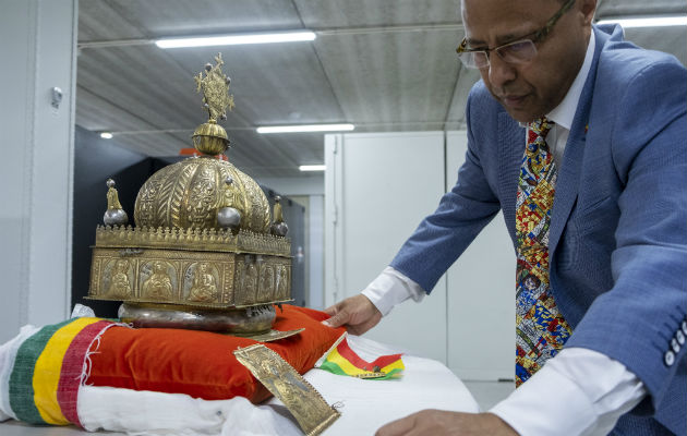 Un hombre holandés ocultó la corona en casa. Foto/ Herman Wouters para The New York times.