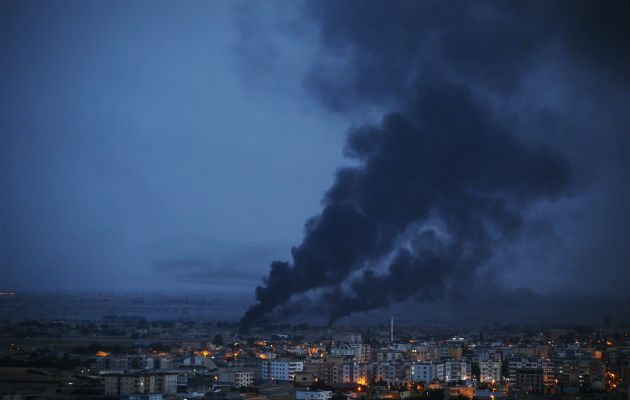 Ras al-Ain fue bombardeada por fuerzas turcas después de que EU anunció que retiraría sus tropas de Siria. Foto/ Lefteris Pitarakis/Associated Press.