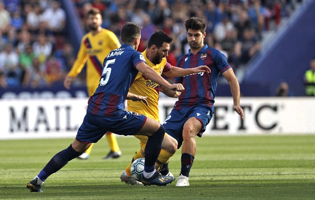 Lionel Messi  del Barcelona (c) disputa el balón con el centrocampista del Levante, Enis Bardhi (izq.) y el centrocampista Gonzalo Melero. Foto:EFE