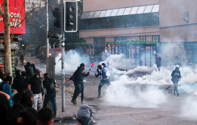  Los saqueos a los supermercados y al comercio, por los que el Ministerio del Interior ha interpuesto 175 querellas solo en la capital. Y un cuarto: las manifestaciones pacíficas —las más multitudinarias—, que una semana después de la explosión social reunieron a 1,2 millones de personas en el corazón de la capital.