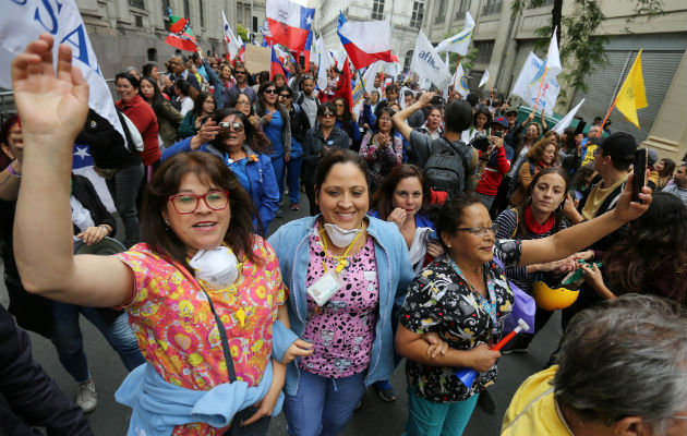 Chilenos Vuelven A Las Calles Y Rodean La Sede Del Congreso En Santiago