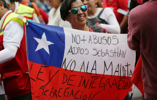 En la manifestación, convocada por la plataforma Unidad Social, que incluye a unas 70 organizaciones sindicales y sociales, se pudieron escuchar lemas a favor de una vivienda digna.