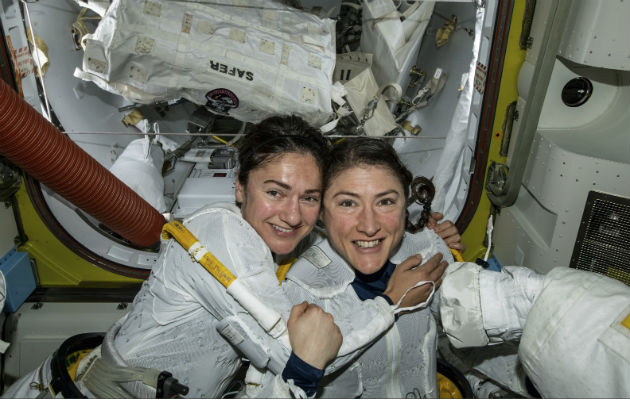 Las astronautas Jessica Meir (izq.) y Christina Koch realizaron la primera caminata femenil en octubre. Foto/ NASA, vÍa Associated Press.