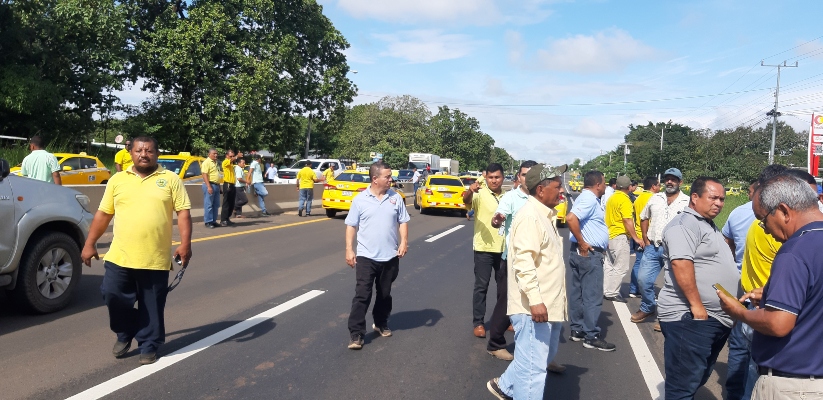 Los transportistas del sector selectivo cerraron las vías por varios minutos. Foto/Melquiades Vásquez