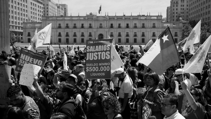 Los chilenos demandan mejoras en las pensiones, salarios, medicamentos, tarifas de servicios, mejoras estructurales en los sistemas privados y públicos de educación y salud. También, una nueva Constitución.Foto: AP: