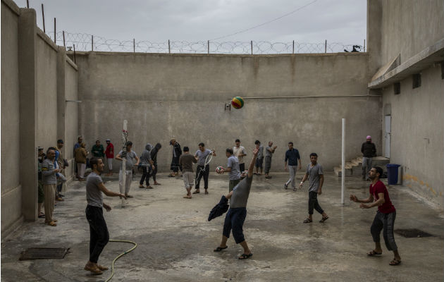 Un celador en una prisión operada por kurdos dijo que retener a miembros de ISIS es “un peligro para todos”. Foto/ Ivor Prickett para The New York Times.