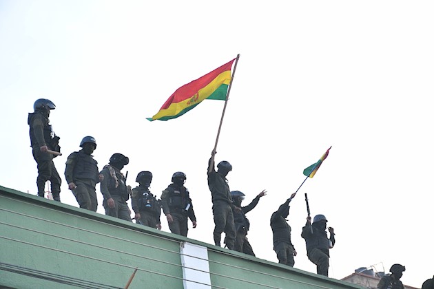 Miles de bolivianos a lo largo del país se concentraron frente a comisarías policiales y cuarteles militares.