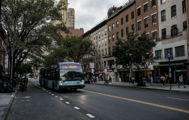 Los auto-buses ahora tienen 14th Street, una importante vía de Manhattan, para sí solos. Los viajes son mucho más rápidos. Foto/ Kirsten Luce para The New York Times.