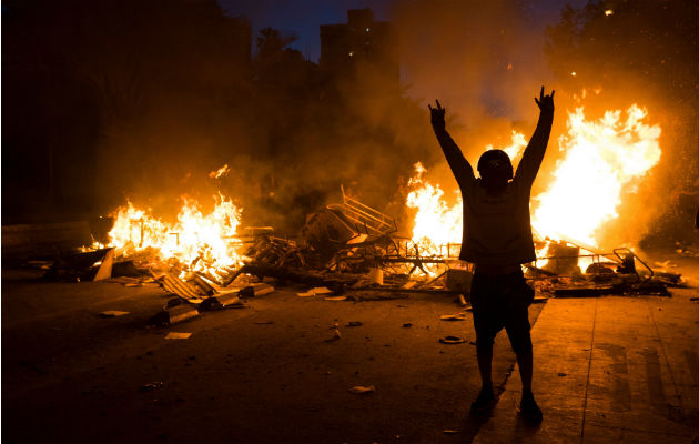 Manifestantes protestan en la céntrica Plaza Italia de Santiago (Chile). Foto: EFE.