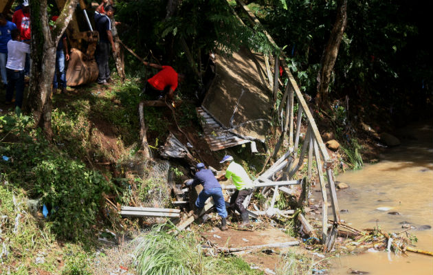  Ya se procedió a remover los restos del puente del cauce del río. Foto: Eric A. Montenegro.