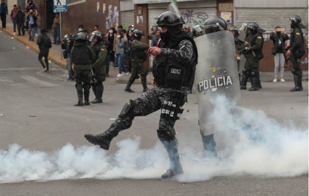 Un simpatizante el expresidente Evo Morales devuelve una lagrimógena a los antimotines. Foto: AP