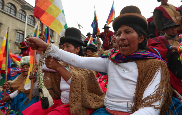 Cientos de simpatizantes del expresidente Evo Morales marchan en La Paz. Foto: EFE.