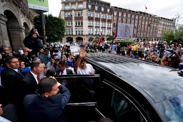 El ex presidente boliviano Evo Morales aborda un SUV después de una reunión con la alcaldesa de Ciudad de México, Claudia Sheinbaum, en el Ayuntamiento donde fue condecorado con una distinguida medalla ciudadana. FOTO/AP