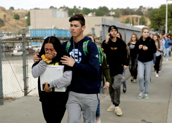 La escuela, que tiene más de 2,300 estudiantes, se mantiene cerrada desde que se dio la alerta del tiroteo, mientras que otros planteles estudiantiles de la zona también fueron cerrados por precaución. FOTO/AP